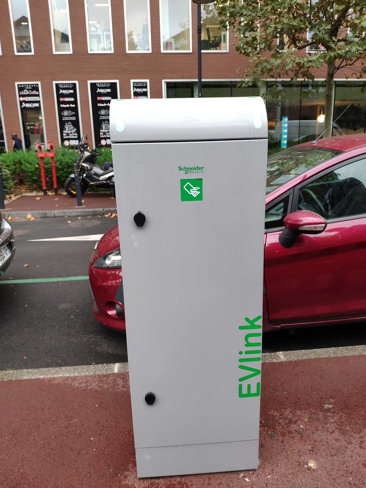 elexent-borne-recharge-parking-exterieur-vehicule-electrique-icade borne de recharge parking extérieur véhicule électrique Icade